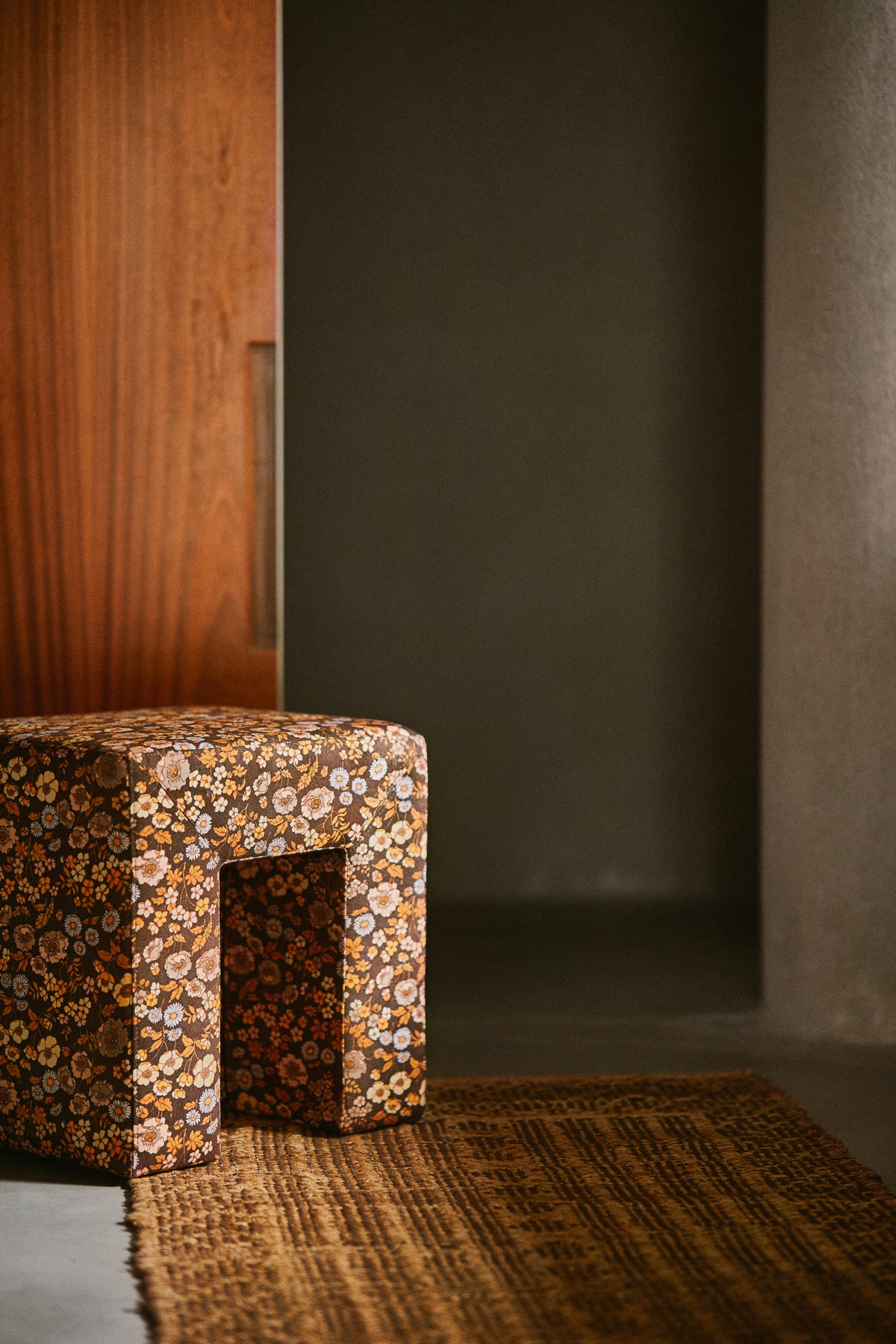 Lobby stool bloom
