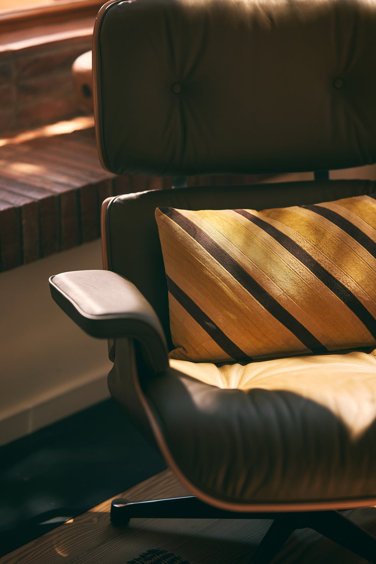 Striped velvet cushion - honey